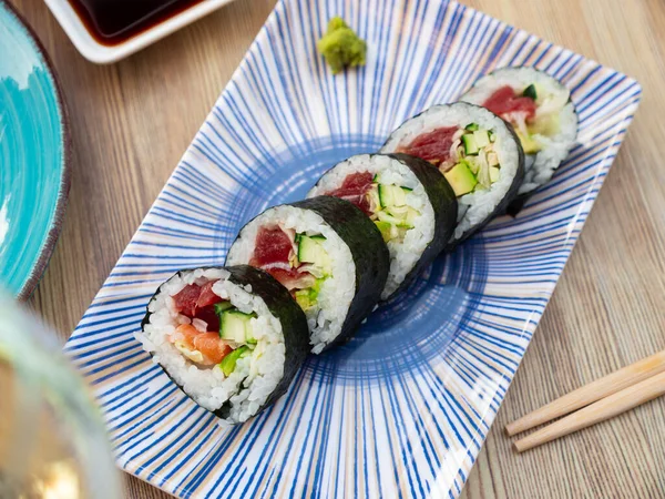 Sushi Roll Futomaki Rollo Japonés Coreano Con Diferentes Ingredientes Frescos — Foto de Stock