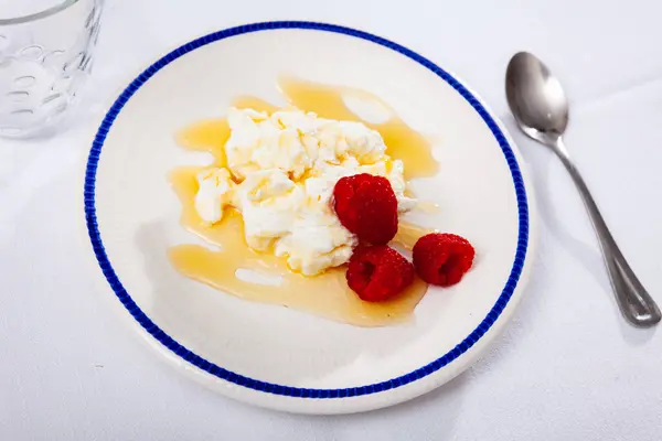 Portion Tradicional Catalan Dessert Mato Honey Served Table Raspberries — Stock Photo, Image