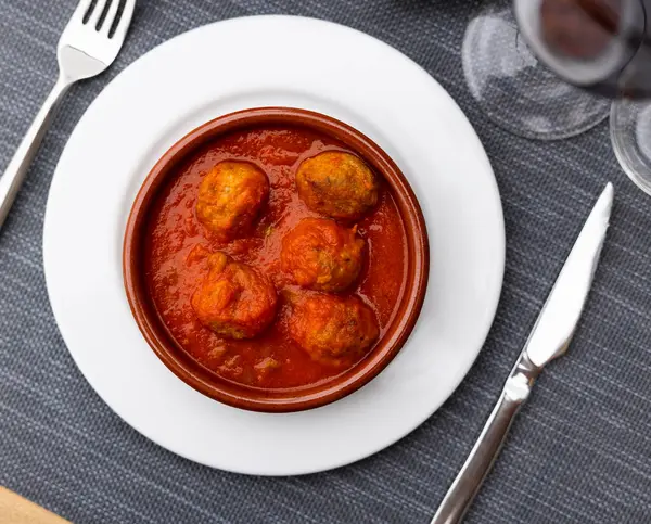 番茄酱中的多个肉丸子和其他的餐桌约会一起放在一个碗里 — 图库照片