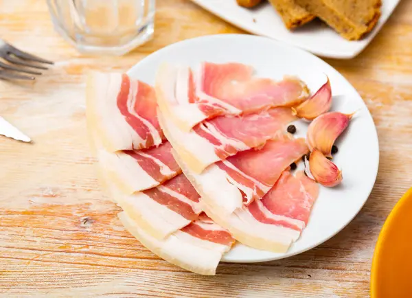 Delicious Juicy Slices Fresh Sliced Bacon Plate Garlic Cloves Pepper — Stock Photo, Image