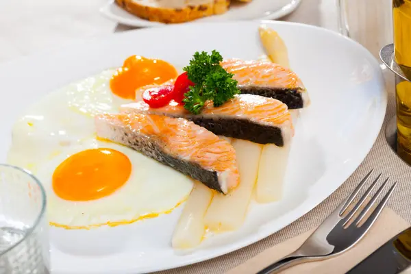 おいしい朝食 サーモンステーキと焼きホワイトアスパラで簡単に揚げ卵以上 — ストック写真
