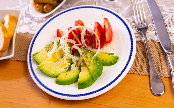 Service Plate Containing Fresh Tomato Avocado Pieces Sliced Onion Other — Stock Photo, Image