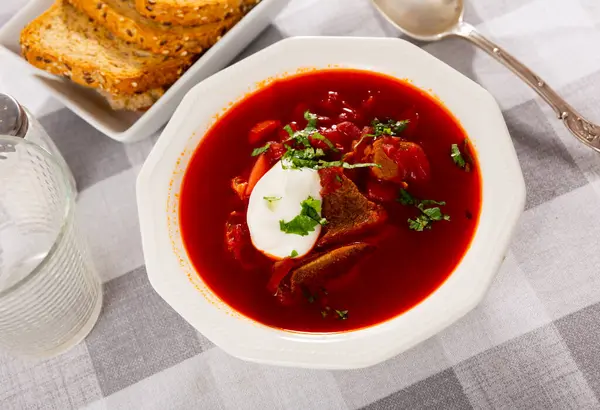 Traditional Thick Beetroot Soup Beef Served Sour Cream Fresh Greens — Stock Photo, Image
