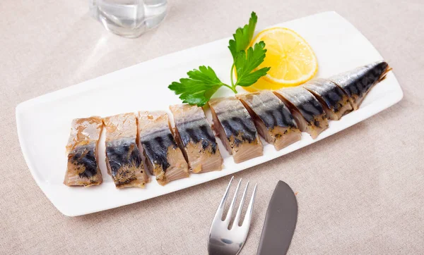 Image Cut Lightly Salted Mackerel Fish Served Lemon Greens — Stock Photo, Image