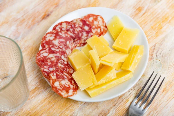 Appetizing Cold Cuts Sliced Cured Spanish Sausage Cheese Serving Plate — Stock Photo, Image