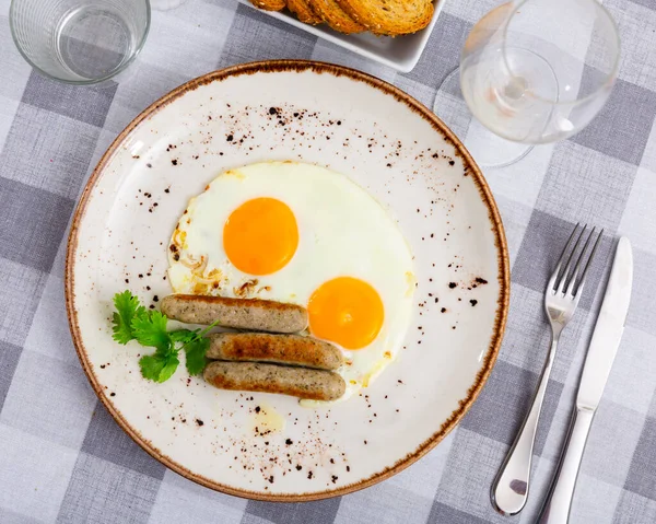 Apetyczne Jajecznicę Smażonym Mięsem Śniadanie — Zdjęcie stockowe