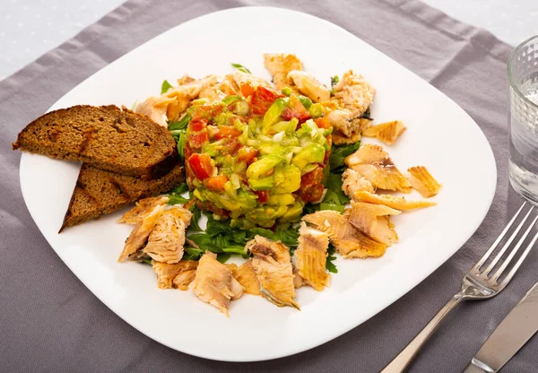 Image Delicious Salad Guacamole Fresh Tomatoes Arugula Served Grilled Trout — Stock Photo, Image