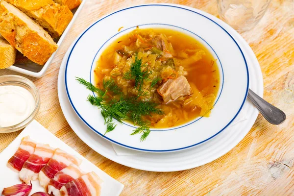 ロシア料理の国民料理は キャベツスープです 厚いスープで調理し 肉とザウアークラウトに基づいて — ストック写真