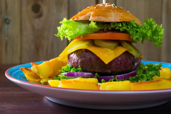 Appetitanregender Burger Mit Gebratenem Fleisch Rissole Zwiebeln Salat Und Käse — Stockfoto