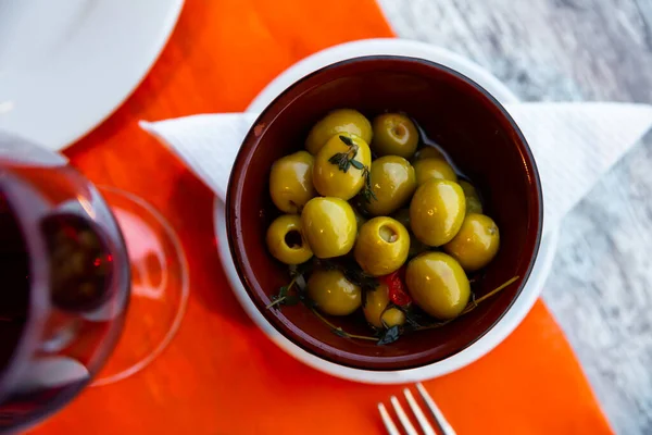 Pickled Green Olives Stone Plate Typical Spanish Tapas Olivas Verdes — Stockfoto