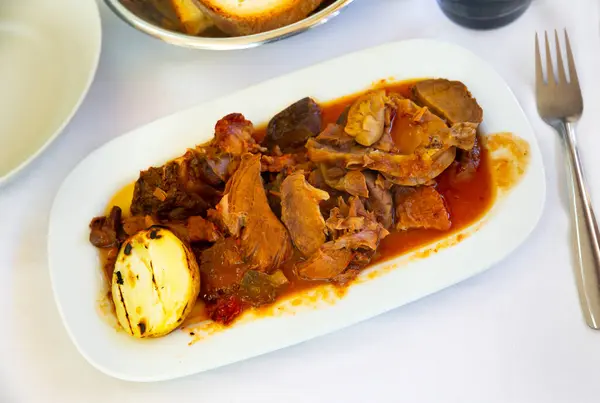 新鲜热的烤牛肉 配上蘑菇和土豆 放在饭桌上 随时可以吃 — 图库照片