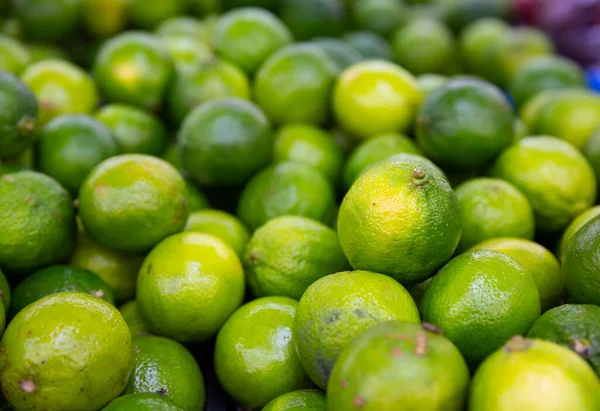 Verse Biologische Limoenen Box Voor Verkoop Boerenmarkt — Stockfoto
