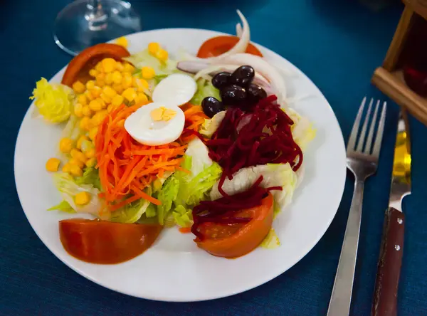 Salat Mit Gemüse Pflaumen Gekochten Rüben Und Salat Mischen Niemand — Stockfoto