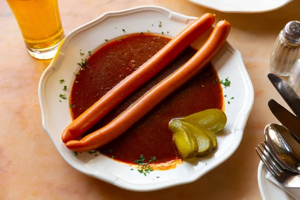 刚煮好的一双维也纳香肠 盘子里放了些烤土豆泥 — 图库照片