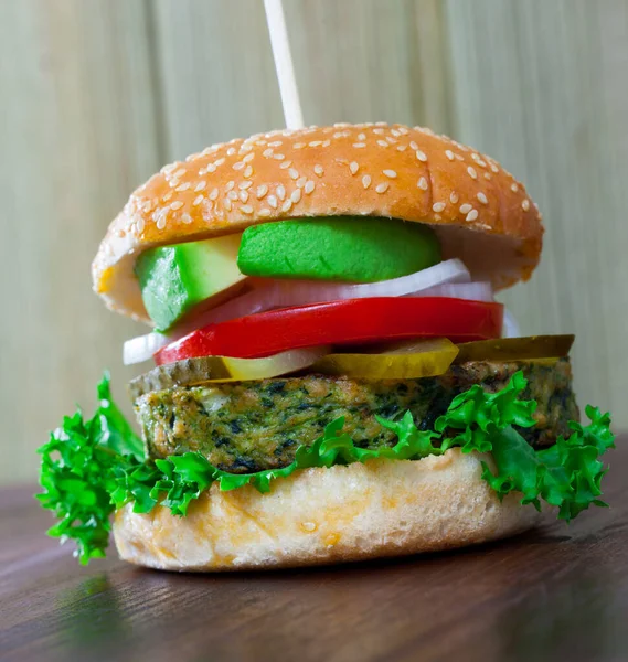Čerstvě Chutný Vegetariánský Burger Salátem Cibulí Rajčaty Avokádem Marinovanými Okurkami — Stock fotografie