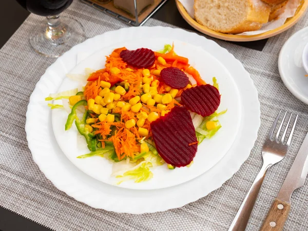新鲜蔬菜沙拉配玉米 胡萝卜和甜菜 — 图库照片