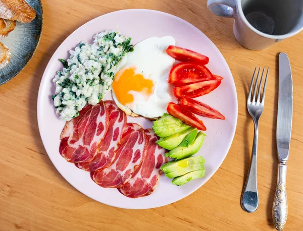Zrównoważone Obfite Śniadanie Zawiera Produkty Białkowe Naturalne Świeże Warzywa Płyta — Zdjęcie stockowe