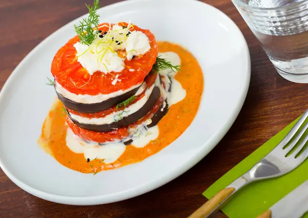 Delicious Fried Eggplant Pyramid Tomatoes Spicy Sauce Soft Cheese Greens — Stock Photo, Image