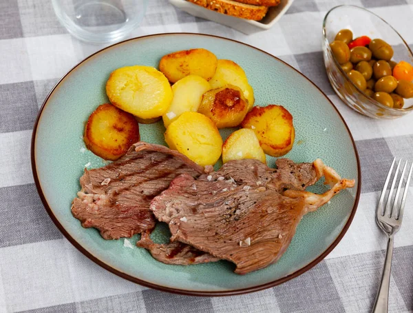 Roasted Beef Meat Fried Potatoes Served Table — Stockfoto