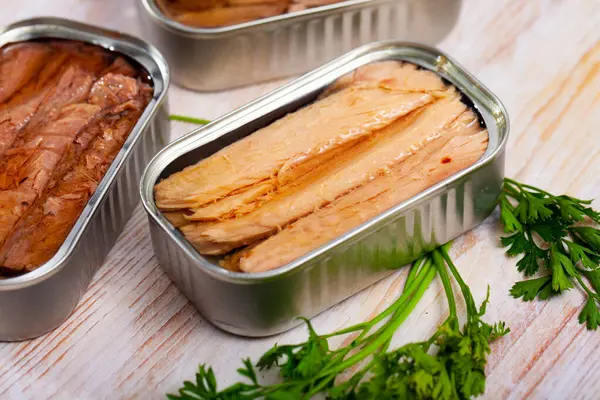 Open Can Preserved Natural Fillet Frigate Tuna Wooden Table Fresh — Stock Photo, Image