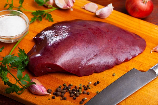 Alimento Carne Cruda Hígado Cerdo Fresco Con Condimentos Mesa Madera —  Fotos de Stock