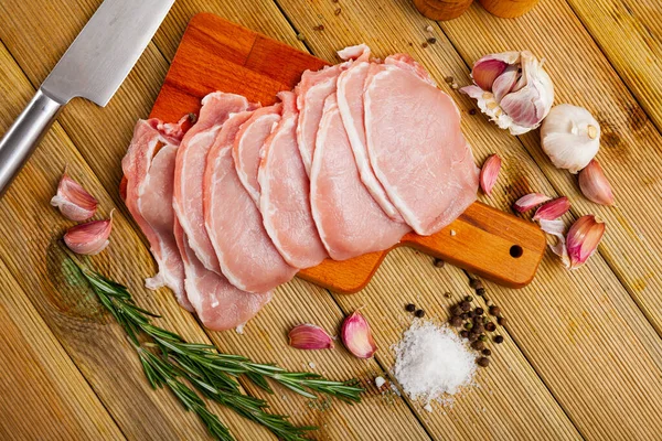Raw Pork Loin Chops Served Wooden Board Herbs Garlic — Stock Photo, Image