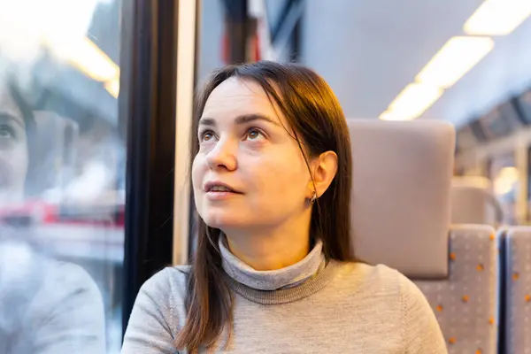 Kaukasierin Schaut Während Der Fahrt Durch Zugfenster — Stockfoto