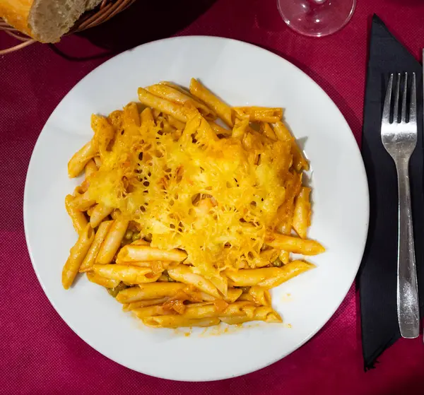 Traditional Italian Dish Macarrones Gratinados Macaroni Gratin Cheese Peas White — Stock Photo, Image
