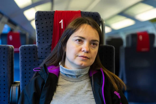 익스프레스 기차로 캐주얼 편안한 여자의 가까운 초상화 부드러운 편안한 좌석에 — 스톡 사진