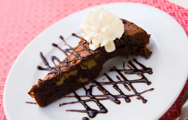 Image Tasty Brownie Cake Served Butter Cream Dark Chocolate Plate — Stock Photo, Image