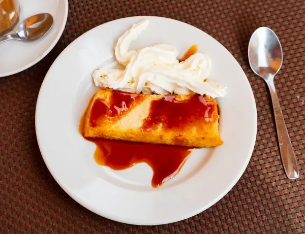 Appetizing Dessert Pan Calatrava Served Plate Cream Topping — Stock Photo, Image