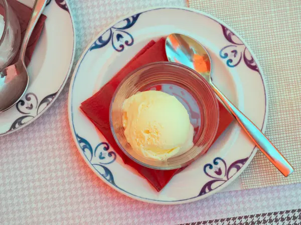 Scoop Vanilla Flavored Gelato Served Glass Plate — Stock Photo, Image