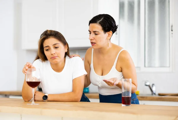 Δύο Νεαρές Ισπανίδες Πίνουν Κρασί Και Μιλάνε Στην Κουζίνα Φροντίζοντας — Φωτογραφία Αρχείου