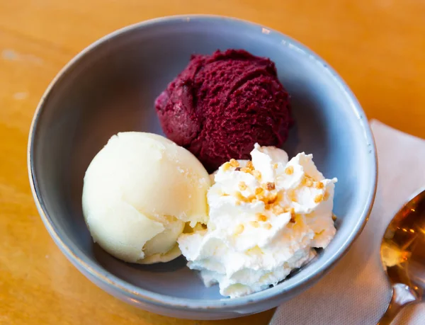 水果味甜甜的冰淇淋 在餐馆的桌子上的陶瓷盘中加入蛋黄酱 — 图库照片
