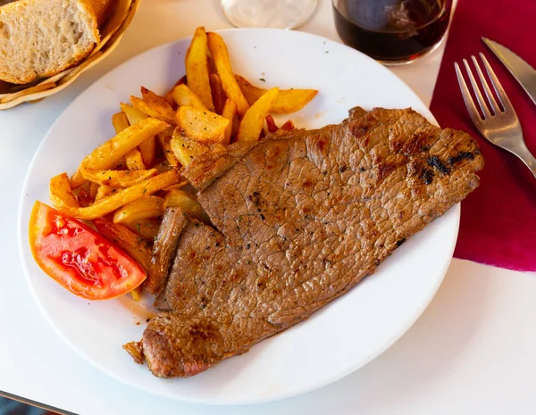 Smažený Šťavnatý Hovězí Steak Podávaný Bramborami Rajčaty — Stock fotografie