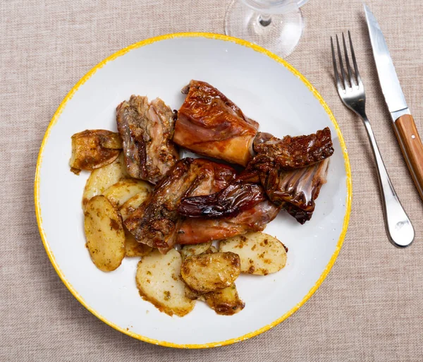 Nce Patates Dilimleriyle Pişirilmiş Tavşan Porsiyonları Tabakta Servis Edilir Kırmızı — Stok fotoğraf