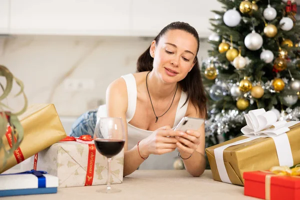 Pensive Girl Stands Kitchen Talks Phone Christmas Eve — Stock Photo, Image