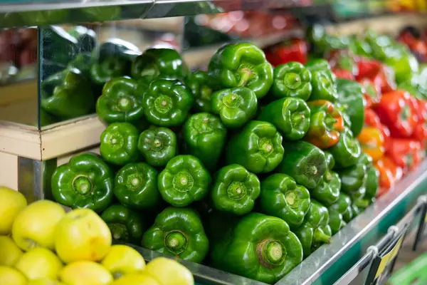 Pimientos Verdes Maduros Los Estantes Del Supermercado — Foto de Stock