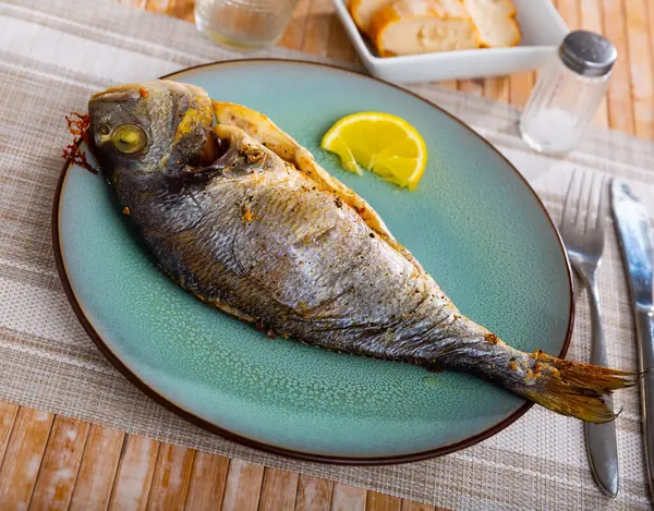Appetitvækkende Bagt Dorada Fisk Serveret Fad Med Skive Citron - Stock-foto