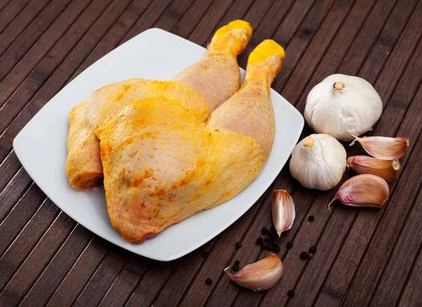 Fresh Chicken Legs Quarters Wooden Background Parsley Garlic — Stock Photo, Image
