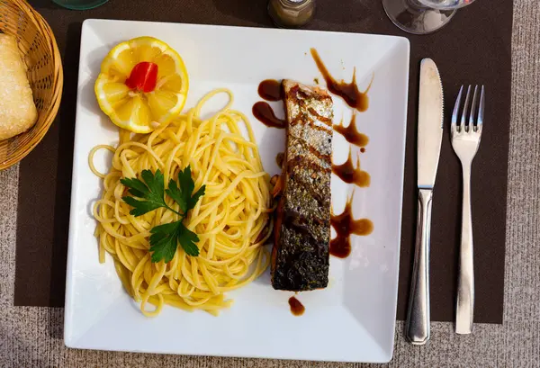 Placa Plato Mediterráneo Salmón Asado Con Espaguetis — Foto de Stock