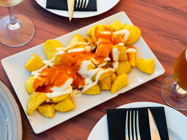 Plat Espagnol Appétissant Patatas Bravas Morceaux Pommes Terre Four Traditionnellement — Photo