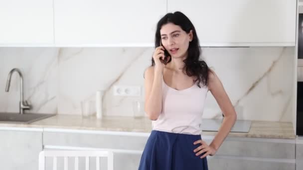 Genç Pozitif Bir Kadın Mutfakta Telefonla Konuşuyor — Stok video