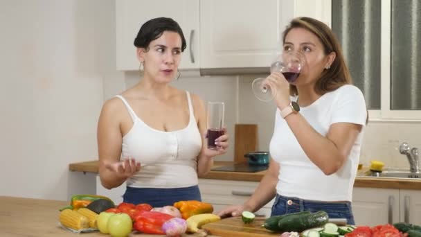 Šťastné Přítelkyně Sklenicemi Červeného Vína Chatování Příprava Salátu Společně Moderní — Stock video