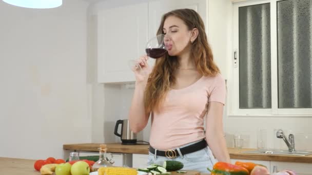 Portrét Spokojené Ženy Sklenkou Červeného Vína Moderní Kuchyni — Stock video