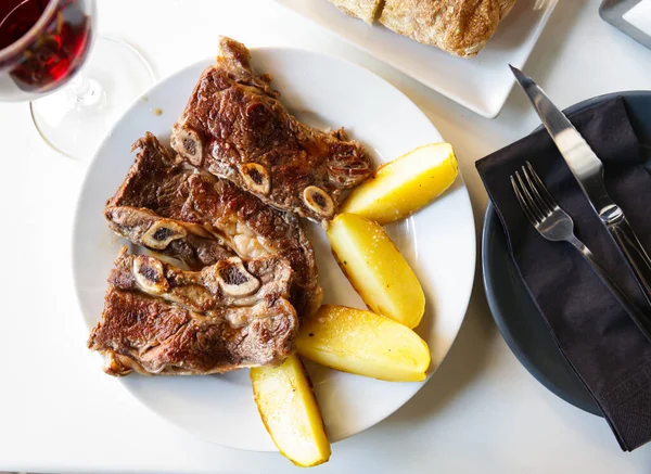 Juicy Roasted Veal Ribs Potato Slices Served Plate — Stock Photo, Image