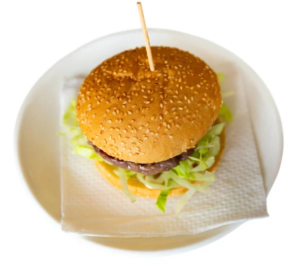 Lezzetli Hamburger Tabakta Susamlı Çörek Beyaz Arkaplan Üzerinde Izole Edilmiş — Stok fotoğraf