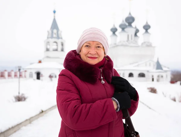 Kobieta Zimowych Ubraniach Tle Klasztoru Zmartwychwstania Murom Rosja — Zdjęcie stockowe