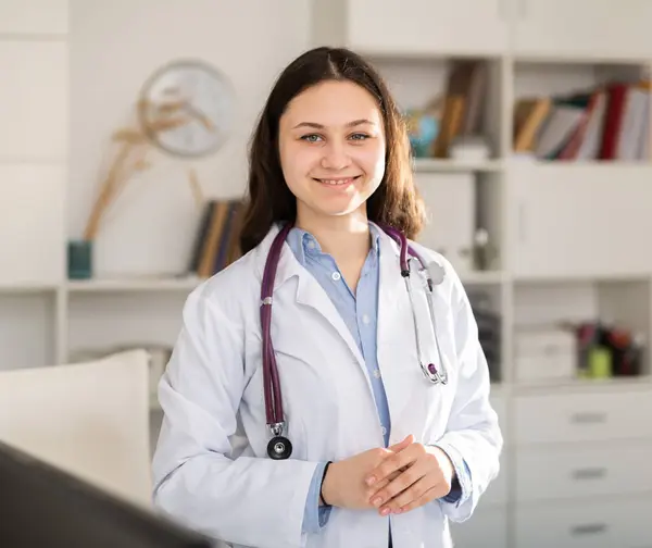 Positiv Ung Kvinnlig Praktikant Läkare Som Genomgår Praktik Kliniken Står — Stockfoto