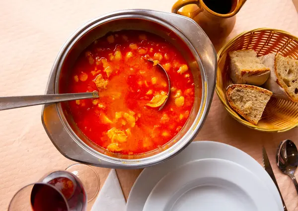 Spanische Rote Suppe Gekocht Kichererbsen Pfeffer Und Rindfleisch Kutteln Serviert — Stockfoto